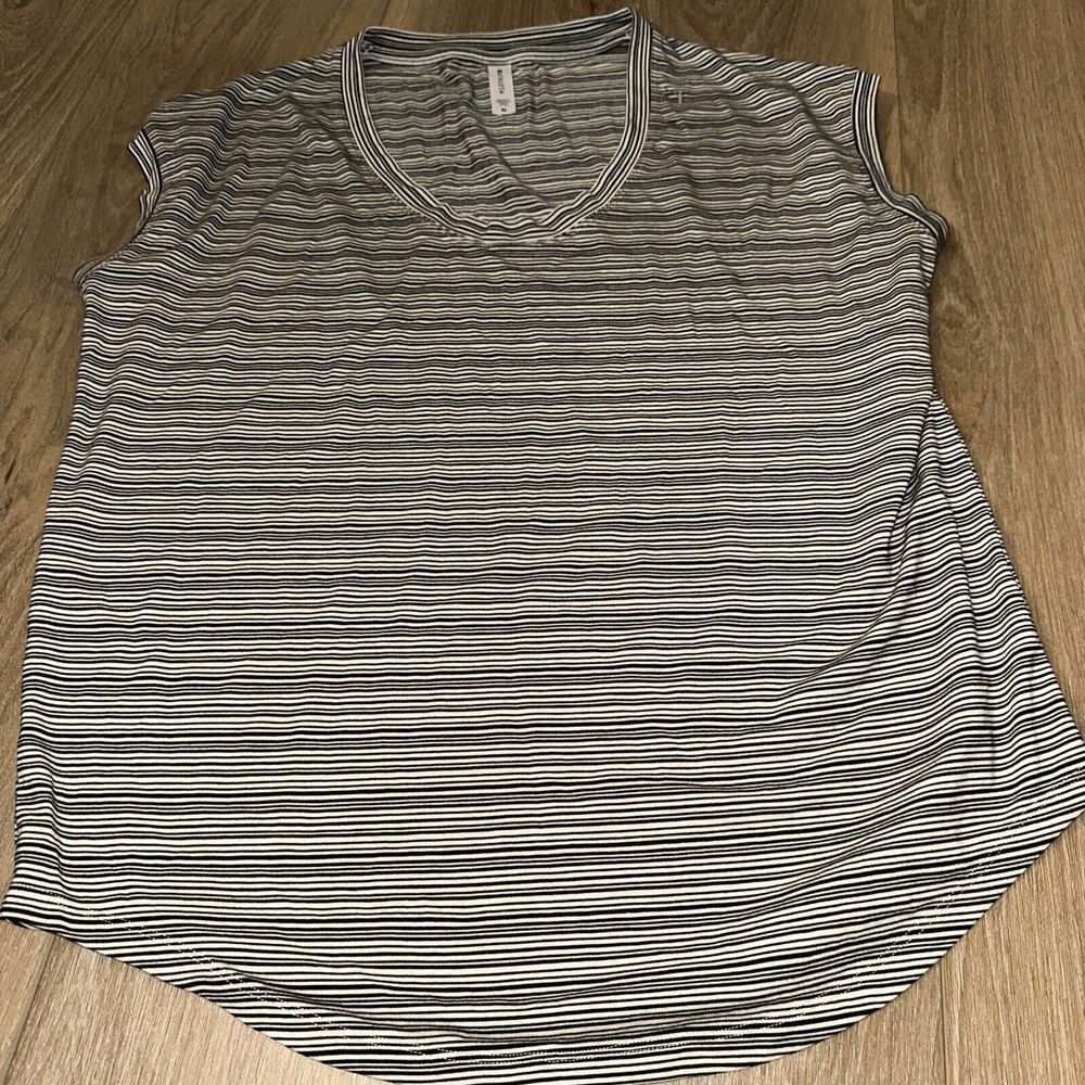 Athleta‎ Zephyr Striped V-Neck Cap Sleeve Tee Black White 657827-01 Womens M